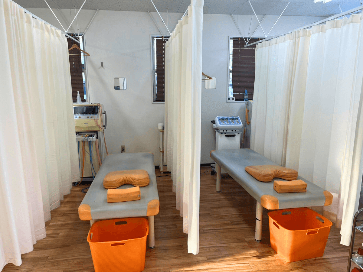 施術室 - カーテン個室で安心の施術ベッド