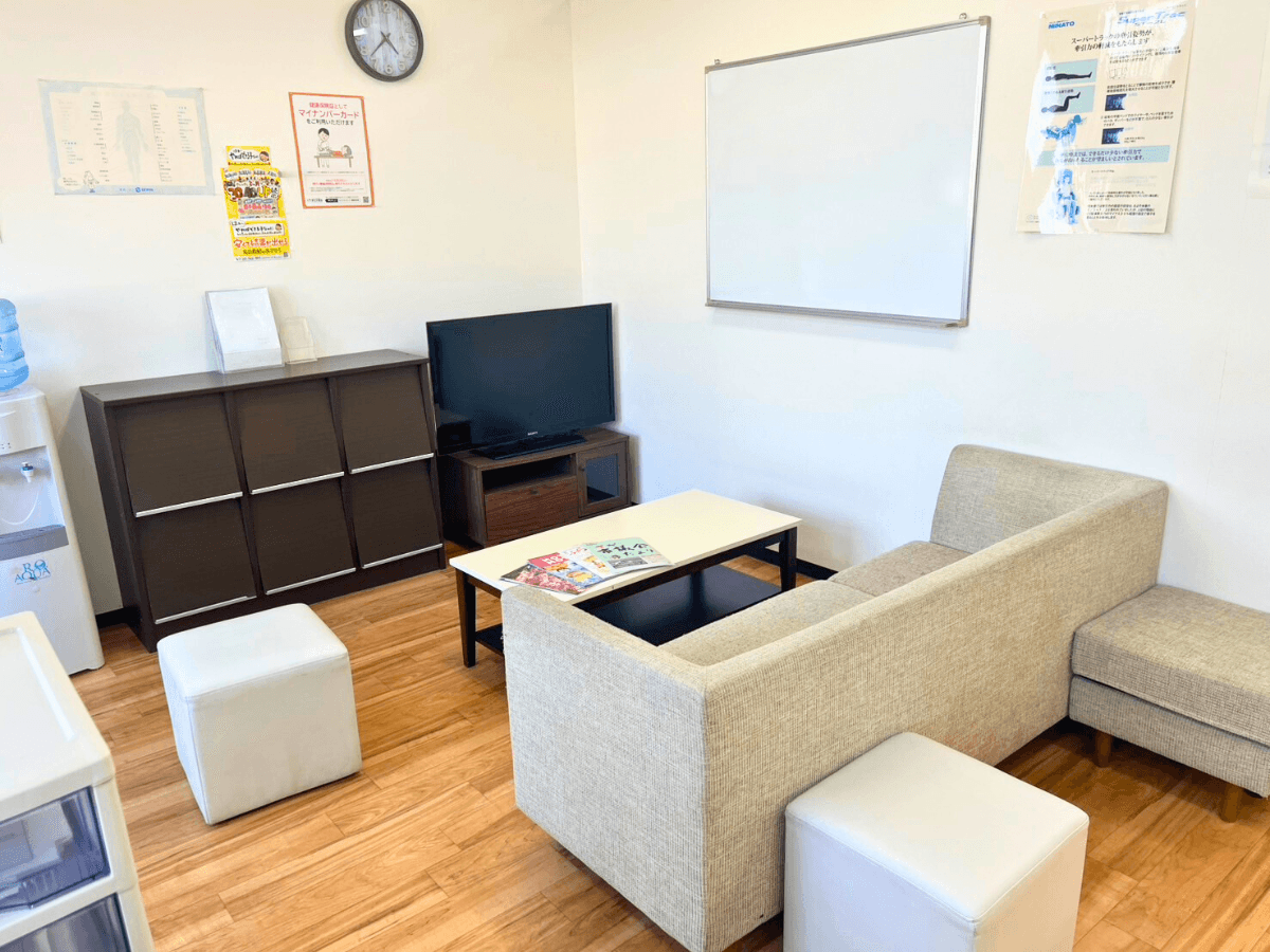 待合室 - ソファとウォーターサーバーのあるくつろぎ空間