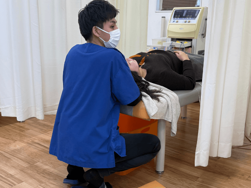 施術風景 - 首まわりの丁寧なケア