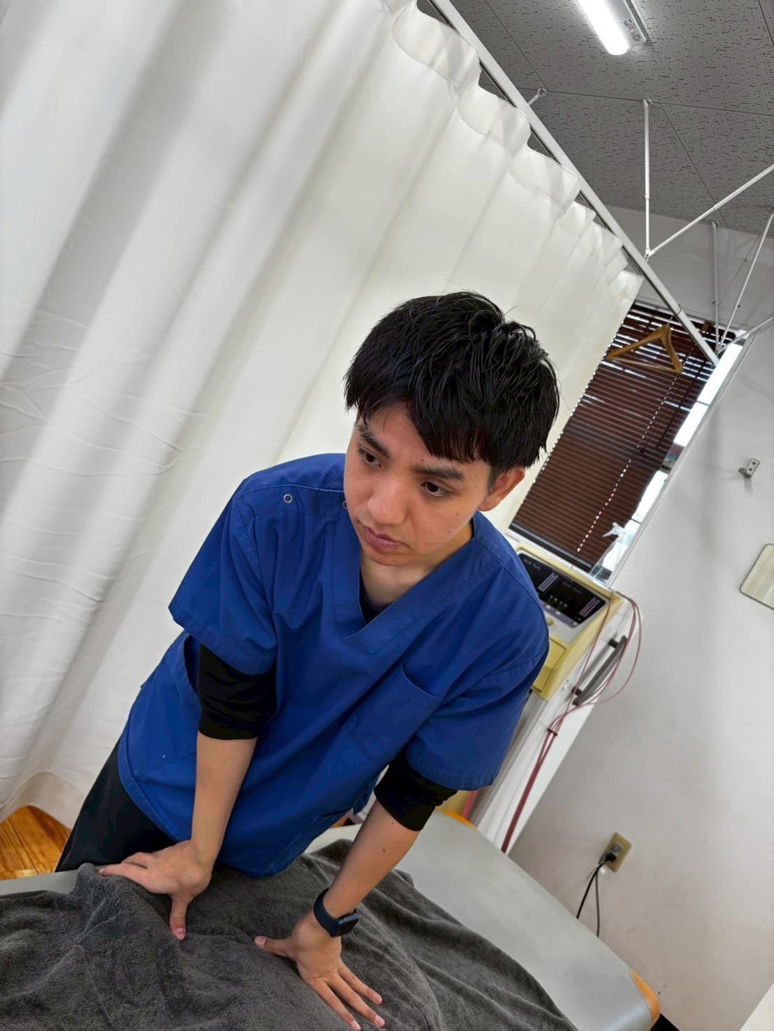 佐賀市やま田鍼灸整骨院の施術風景 - ベッドでの施術準備