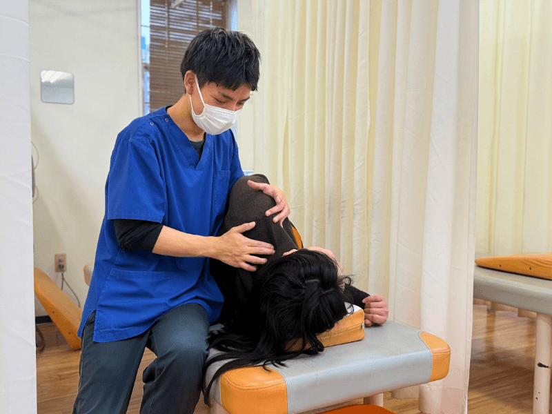 佐賀市やま田鍼灸整骨院の施術風景 - 丁寧な肩と首の施術